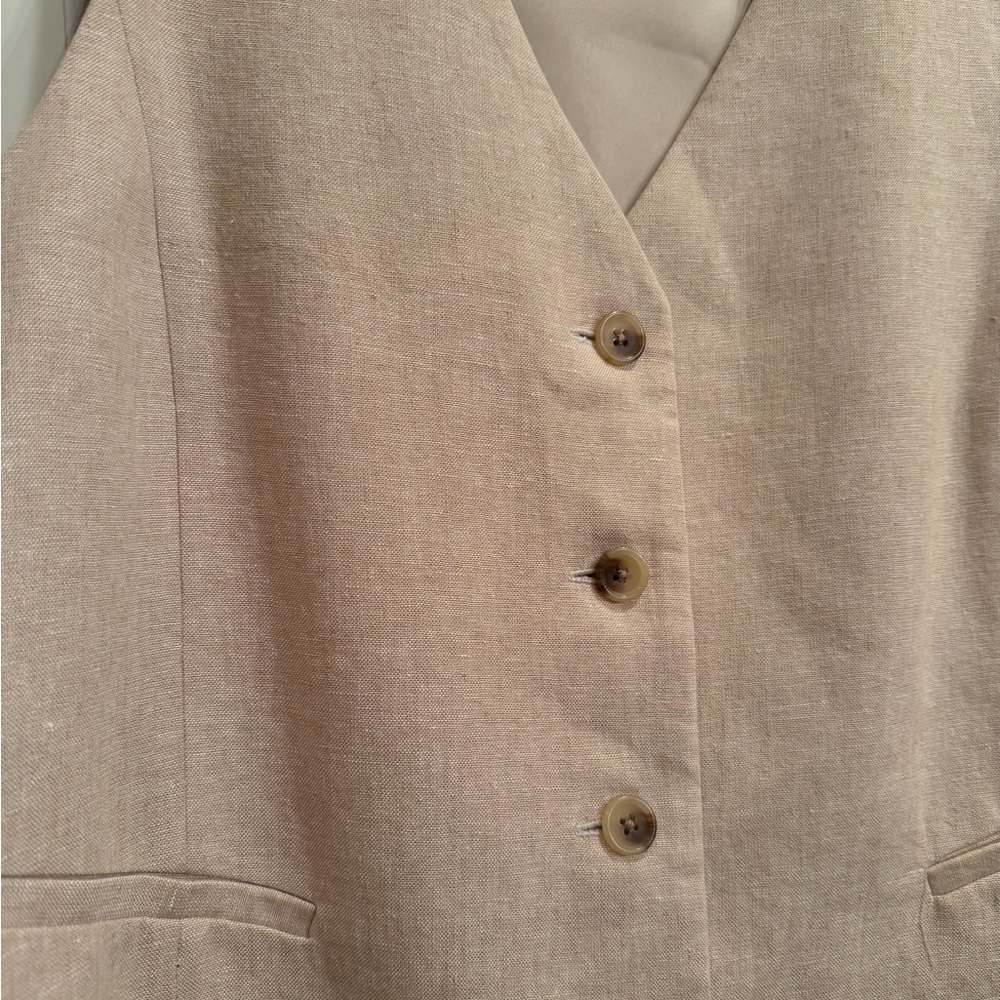 Old Navy Sleeveless Button Front Vest in Beige - Picture 7 of 8